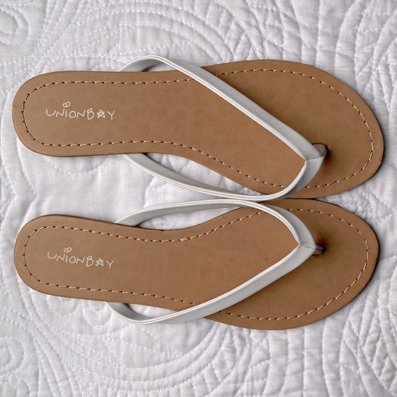 UNIONBAY Women’s Sz6 White Pleather Flip Flops - Picture 2 of 7